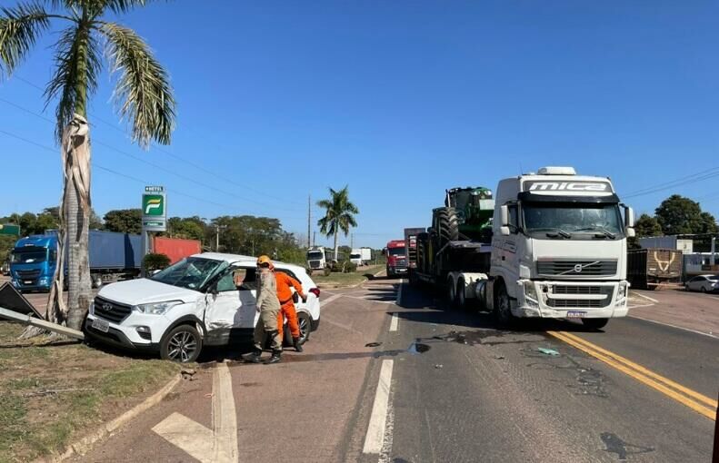 Imagem de compartilhamento para o artigo Mulher fica ferida em batida entre carro e carreta na BR-163, em Coxim da MS Todo dia
